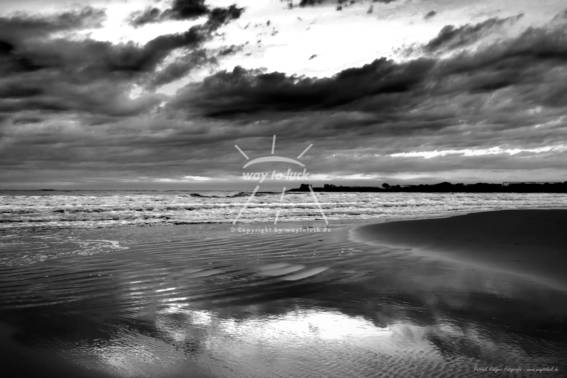 Spiegelung Strand Meer Wolken Sizilien Schwarz Weiß
