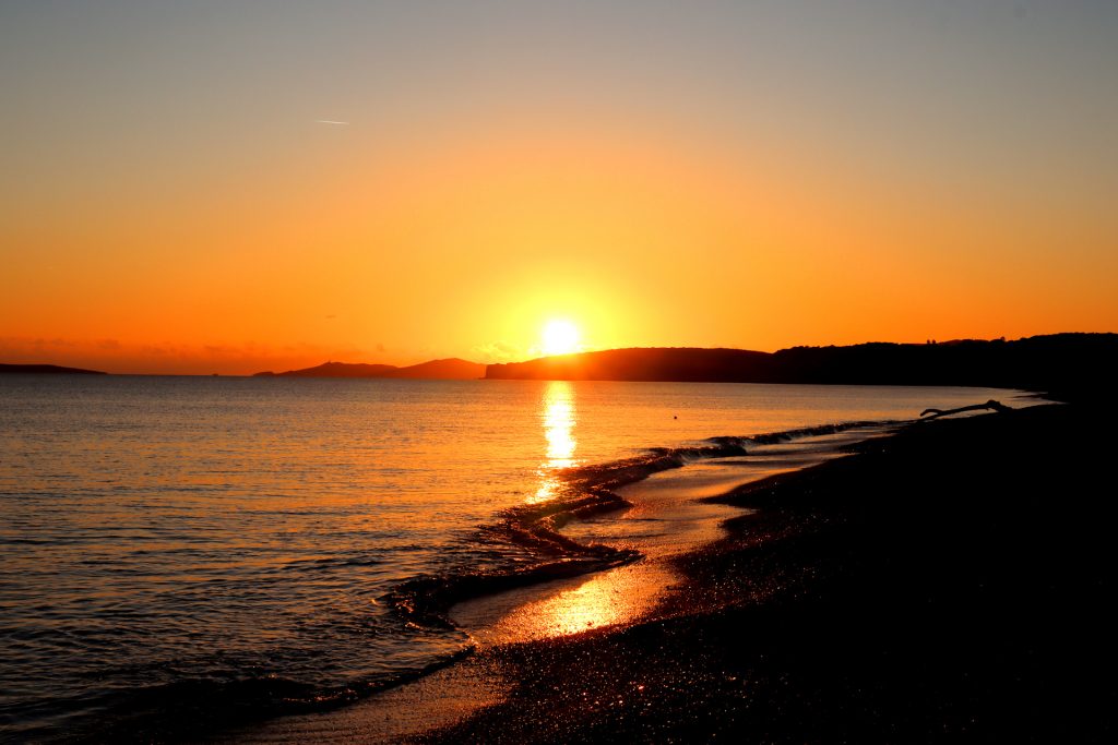 Vollzeit Vanlife Sonnenuntergang am Strand in Griechenland 